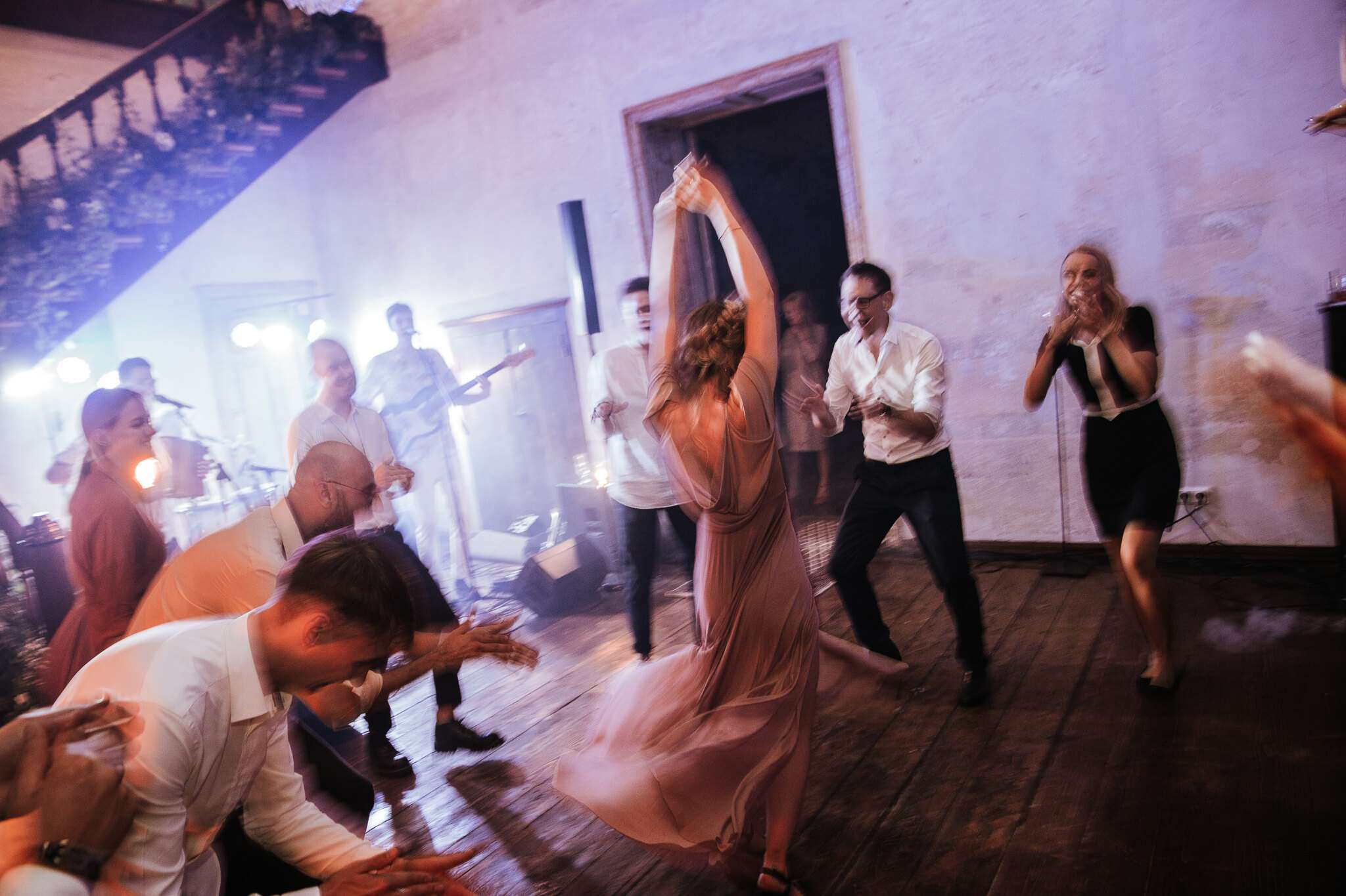 Svečiai įsismaginę šoka grojant gyvai muzikai