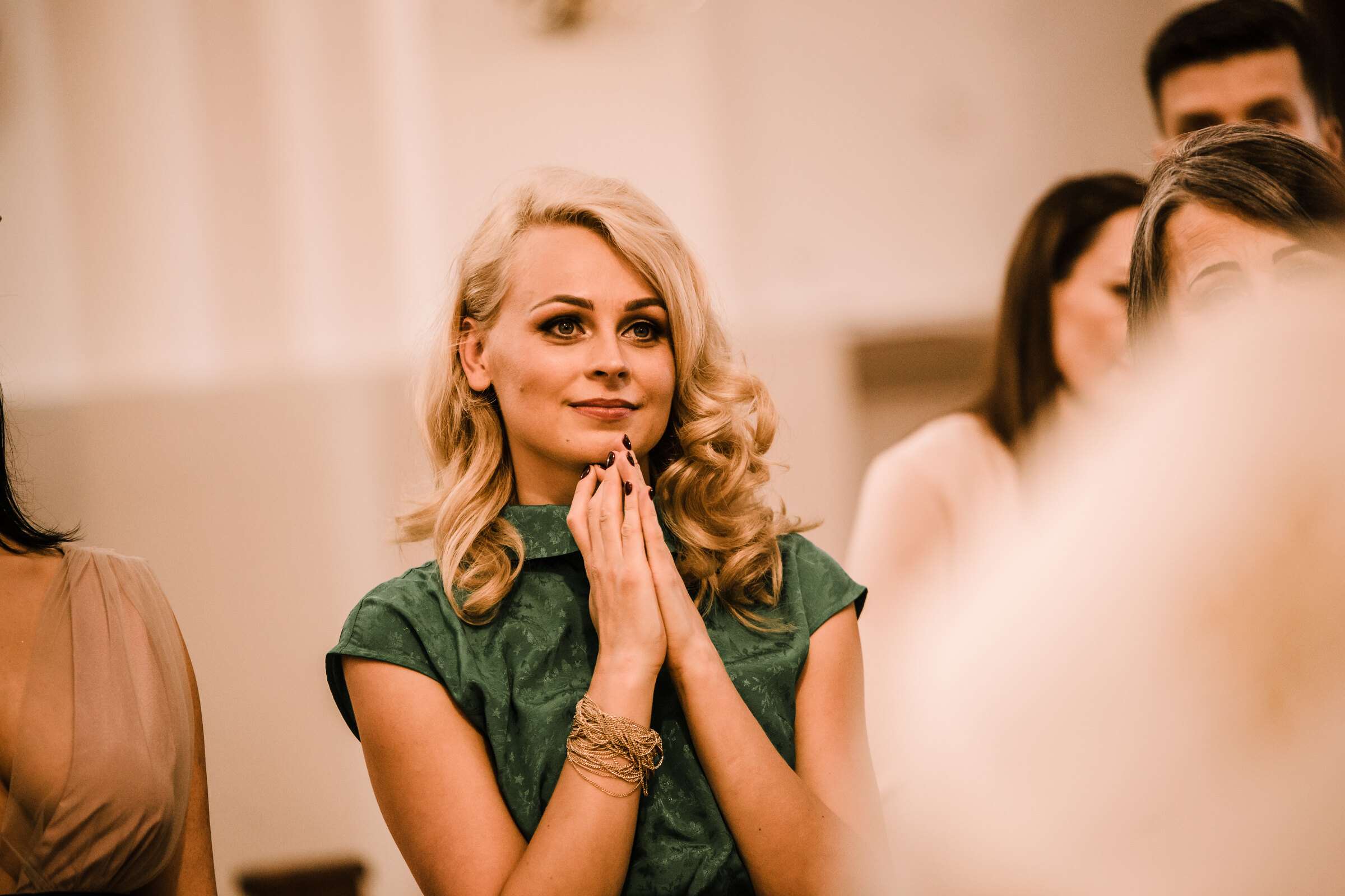 Viešnia per ceremoniją šypsosi, sudėjusi delnus